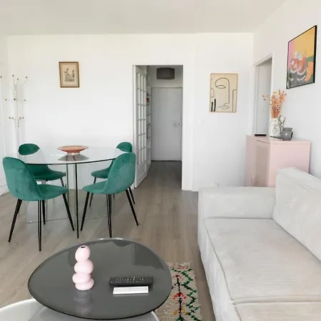 Elegant A Montmartre *