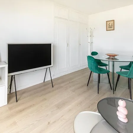 Elegant A Montmartre Apartment Paris